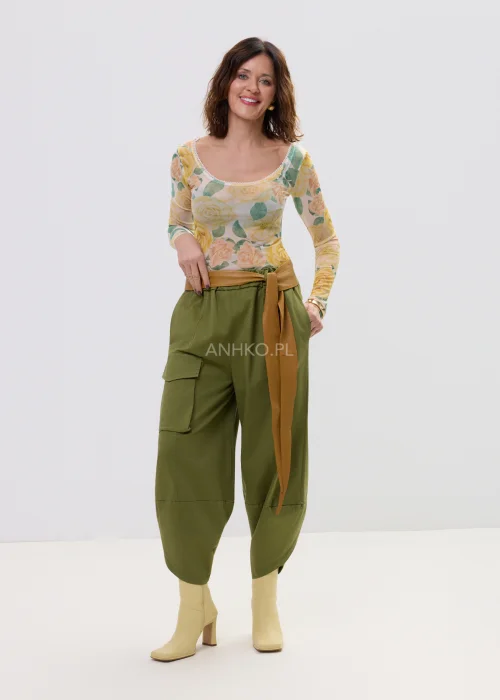 Szeroki pasek damski w kolorze karmelowym, wiązany w talii z długimi końcówkami, stylowy dodatek podkreślający sylwetkę w casualowej stylizacji.