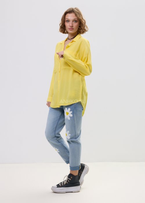 Żółta koszula damska o luźnym kroju z długim rękawem, kołnierzykiem i dużymi kieszeniami na piersi.