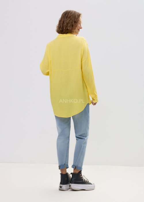 Żółta koszula damska o luźnym kroju z długim rękawem, kołnierzykiem i dużymi kieszeniami na piersi.