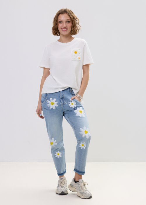 Biała bluzka t-shirt damski z krótkim rękawem i ozdobną kieszonką z ażurową aplikacją w kształcie stokrotki.