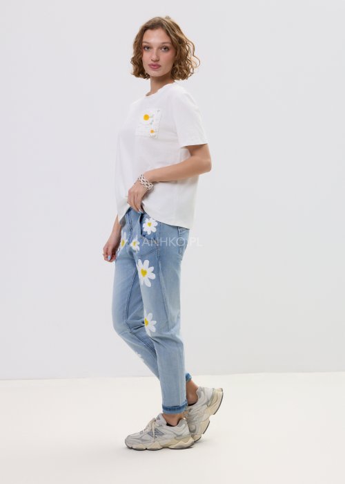 Biała bluzka t-shirt damski z krótkim rękawem i ozdobną kieszonką z ażurową aplikacją w kształcie stokrotki.