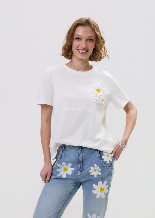 Biała bluzka t-shirt damski z krótkim rękawem i ozdobną kieszonką z ażurową aplikacją w kształcie stokrotki.