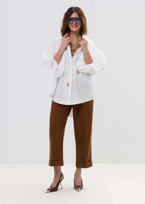 Karmelowe eleganckie spodnie damskie o szerokim kroju z wysokim stanem i podwiniętą nogawką.