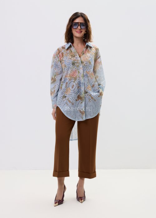 Karmelowe eleganckie spodnie damskie o szerokim kroju z wysokim stanem i podwiniętą nogawką.