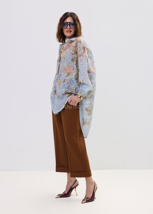 Karmelowe eleganckie spodnie damskie o szerokim kroju z wysokim stanem i podwiniętą nogawką.