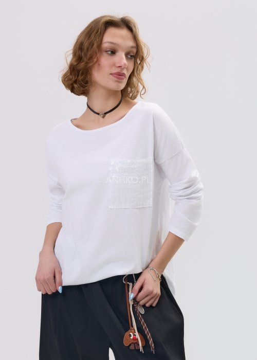 Biała bluzka damska o luźnym, oversize’owym kroju z długim rękawem i okrągłym dekoltem. Model ozdobiony kieszonką z delikatnymi cekinami, który nadaje całości subtelnego, dekoracyjnego charakteru