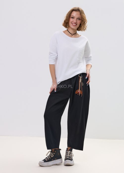 Biała bluzka damska o luźnym, oversize’owym kroju z długim rękawem i okrągłym dekoltem. Model ozdobiony kieszonką z delikatnymi cekinami, który nadaje całości subtelnego, dekoracyjnego charakteru