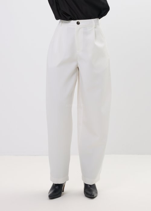 Białe spodnie damskie garniturowe z wysokim stanem, zapinane na guzik, z eleganckimi zakładkami z przodu. Szeroka, lekko zwężana nogawka nadaje im nowoczesny, elegancki charakter.
