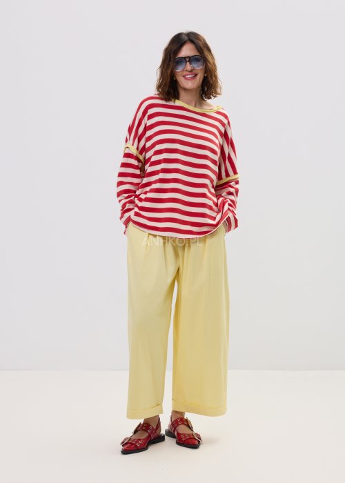 Bluza damska oversize w czerwono-kremowe paski z długim rękawem i kontrastowym, żółtym wykończeniem przy dekolcie oraz rękawach. Luźny, wygodny fason w stylu casual, idealny do codziennych stylizacji.