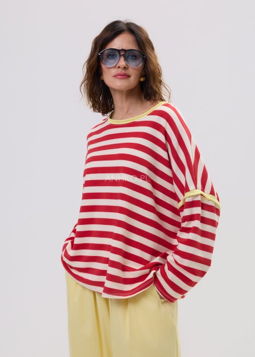 Bluza damska oversize w czerwono-kremowe paski z długim rękawem i kontrastowym, żółtym wykończeniem przy dekolcie oraz rękawach. Luźny, wygodny fason w stylu casual, idealny do codziennych stylizacji.