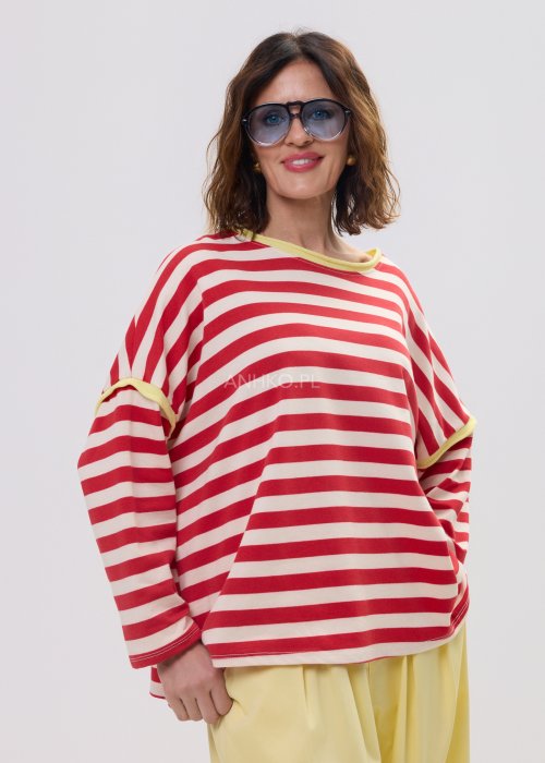 Bluza damska oversize w czerwono-kremowe paski z długim rękawem i kontrastowym, żółtym wykończeniem przy dekolcie oraz rękawach. Luźny, wygodny fason w stylu casual, idealny do codziennych stylizacji.
