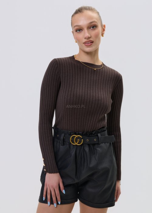 Bluzka damska w kolorze czekoladowym z prążkowanej dzianiny, dopasowana do sylwetki, z długim rękawem i klasycznym, okrągłym dekoltem. Elegancki model ozdobiony złotymi guzikami przy mankietach.