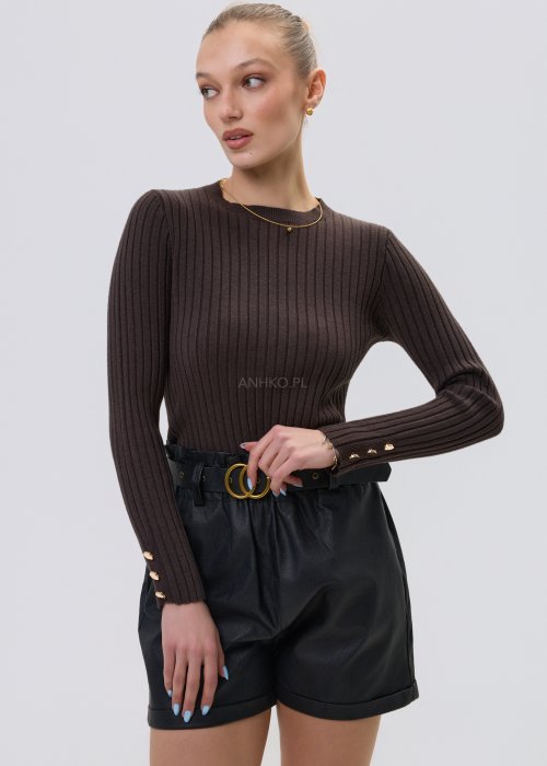 Bluzka damska w kolorze czekoladowym z prążkowanej dzianiny, dopasowana do sylwetki, z długim rękawem i klasycznym, okrągłym dekoltem. Elegancki model ozdobiony złotymi guzikami przy mankietach.