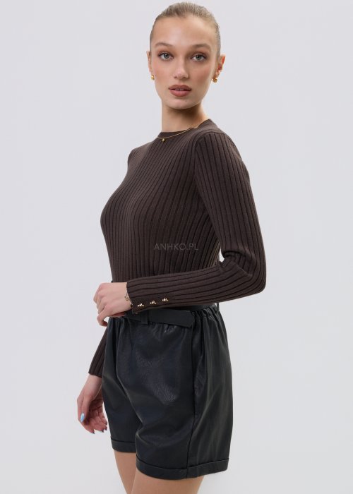 Bluzka damska w kolorze czekoladowym z prążkowanej dzianiny, dopasowana do sylwetki, z długim rękawem i klasycznym, okrągłym dekoltem. Elegancki model ozdobiony złotymi guzikami przy mankietach.