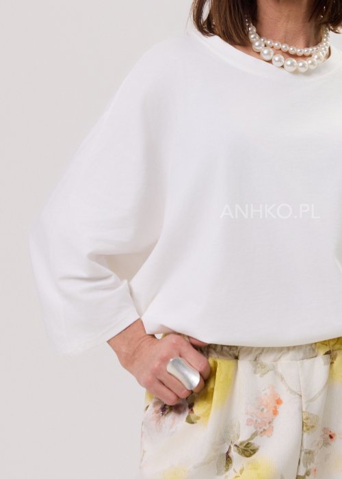 Szeroki pierścionek w srebrnym kolorze o nieregularnym, organicznym kształcie i matowym wykończeniu.