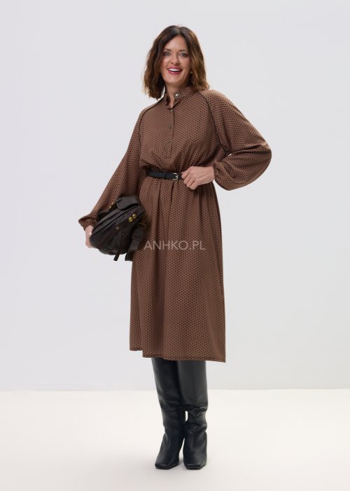 Brązowa sukienka midi z drobnym geometrycznym wzorem, długim rękawem, kołnierzykiem i paskiem w talii.