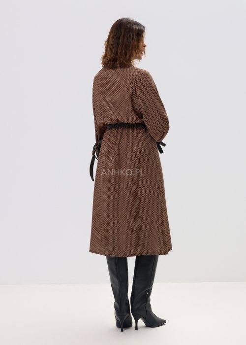 Brązowa sukienka midi z drobnym geometrycznym wzorem, długim rękawem, kołnierzykiem i paskiem w talii.