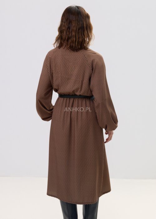 Brązowa sukienka midi z drobnym geometrycznym wzorem, długim rękawem, kołnierzykiem i paskiem w talii.
