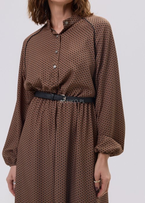 Brązowa sukienka midi z drobnym geometrycznym wzorem, długim rękawem, kołnierzykiem i paskiem w talii.