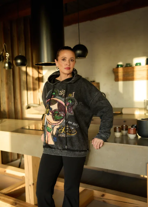 Grafitowa damska bluza z kapturem o luźnym kroju, z dużym kolorowym nadrukiem postaci i cekinowymi zdobieniami