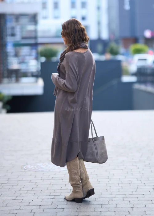 Brązowa sukienka dzianinowa o luźnym fasonie, z długim rękawem i szalem, asymetryczny dół, styl casual oversize