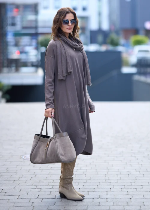 Brązowa sukienka dzianinowa o luźnym fasonie, z długim rękawem i szalem, asymetryczny dół, styl casual oversize