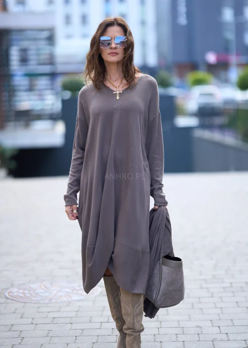 Brązowa sukienka dzianinowa o luźnym fasonie, z długim rękawem i szalem, asymetryczny dół, styl casual oversize