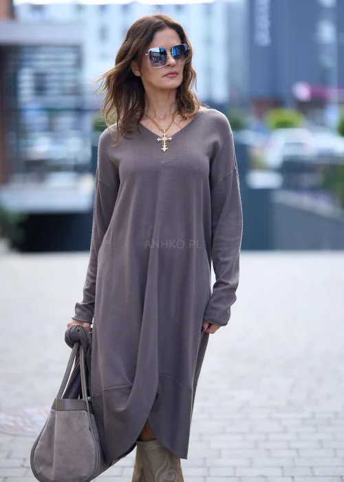 Brązowa sukienka dzianinowa o luźnym fasonie, z długim rękawem i szalem, asymetryczny dół, styl casual oversize