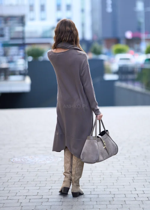 Brązowa sukienka dzianinowa o luźnym fasonie, z długim rękawem i szalem, asymetryczny dół, styl casual oversize