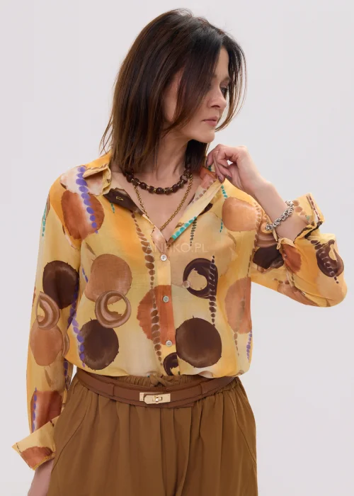 Koszula damska w odcieniu pmorańczowym z abstrakcyjnym printem, o lekkim, półtransparentnym materiale i klasycznym kołnierzyku.