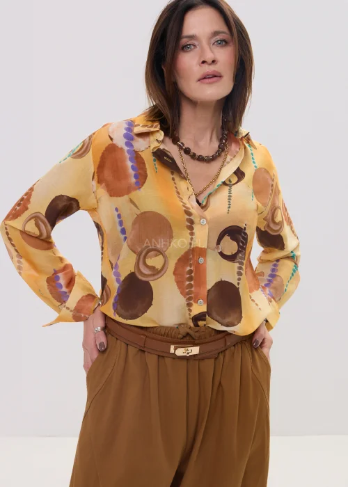 Koszula damska w odcieniu pmorańczowym z abstrakcyjnym printem, o lekkim, półtransparentnym materiale i klasycznym kołnierzyku.