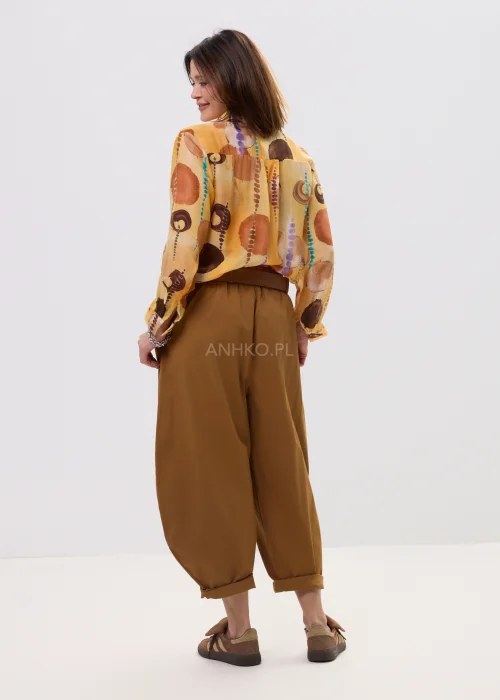 Koszula damska w odcieniu pmorańczowym z abstrakcyjnym printem, o lekkim, półtransparentnym materiale i klasycznym kołnierzyku.