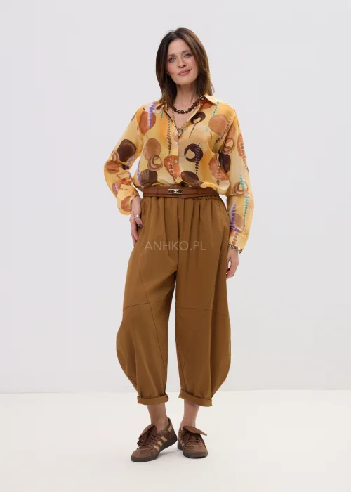 Koszula damska w odcieniu pmorańczowym z abstrakcyjnym printem, o lekkim, półtransparentnym materiale i klasycznym kołnierzyku.