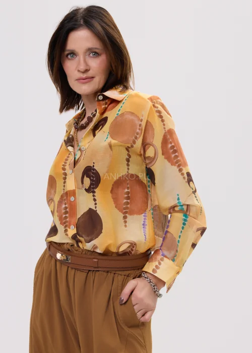 Koszula damska w odcieniu pmorańczowym z abstrakcyjnym printem, o lekkim, półtransparentnym materiale i klasycznym kołnierzyku.