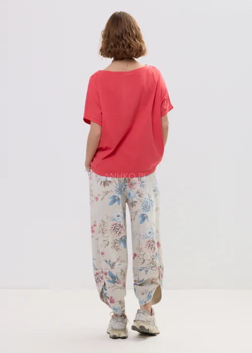 Czerwona bluzka damska oversize z krótkim rękawem i okrągłym dekoltem, luźny fason w casualowej stylizacji.