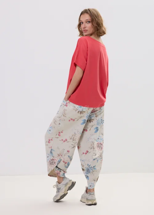 Czerwona bluzka damska oversize z krótkim rękawem i okrągłym dekoltem, luźny fason w casualowej stylizacji.