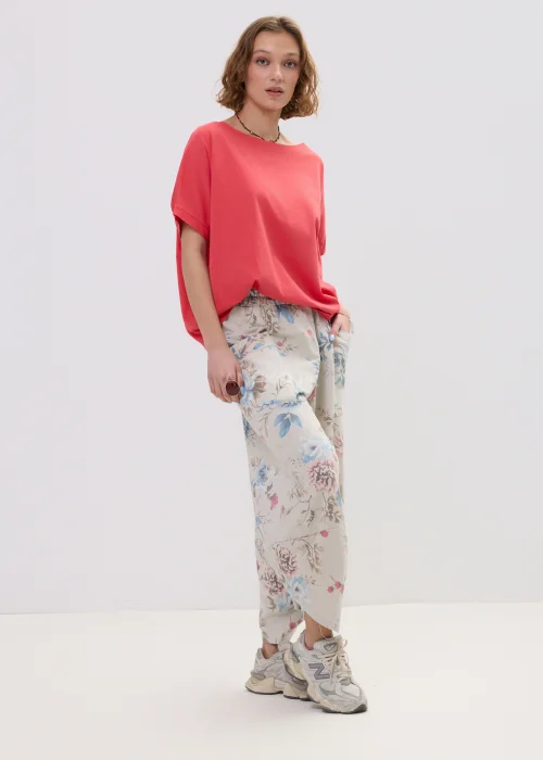 Czerwona bluzka damska oversize z krótkim rękawem i okrągłym dekoltem, luźny fason w casualowej stylizacji.