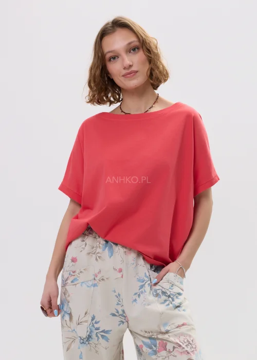 Czerwona bluzka damska oversize z krótkim rękawem i okrągłym dekoltem, luźny fason w casualowej stylizacji.