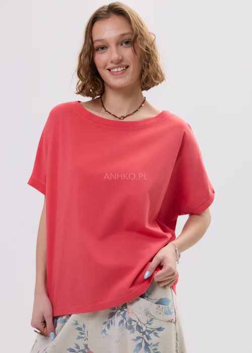 Czerwona bluzka damska oversize z krótkim rękawem i okrągłym dekoltem, luźny fason w casualowej stylizacji.-42.jpg