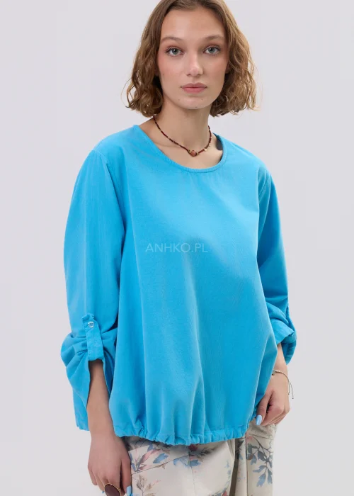 Niebieska bluzka damska o luźnym kroju z długim rękawem, regulowane wiązania i elastyczne wykończenie, casualowy styl.