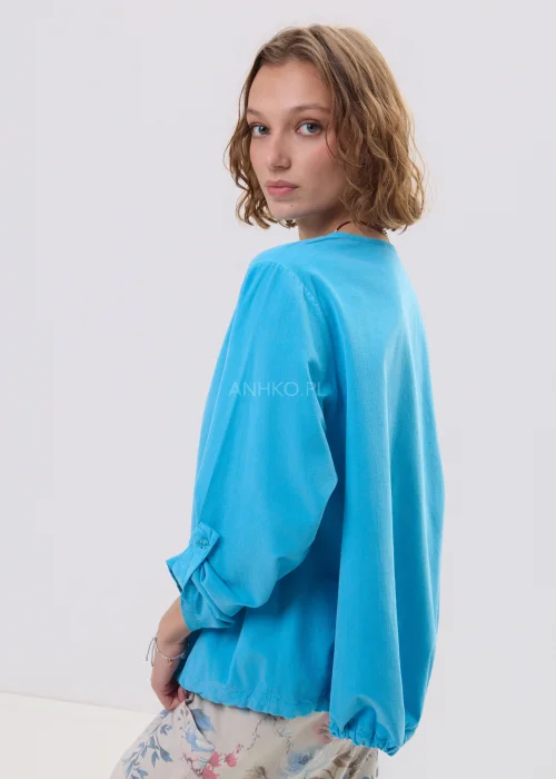 Niebieska bluzka damska o luźnym kroju z długim rękawem, regulowane wiązania i elastyczne wykończenie, casualowy styl.