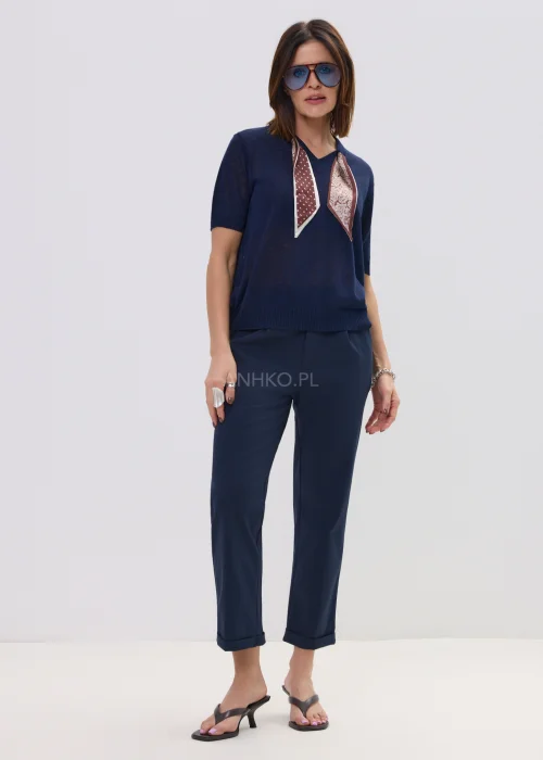 Granatowa bluzka damska z krótkim rękawem i dekoltem V, lekki materiał, elegancka stylizacja z apaszką.