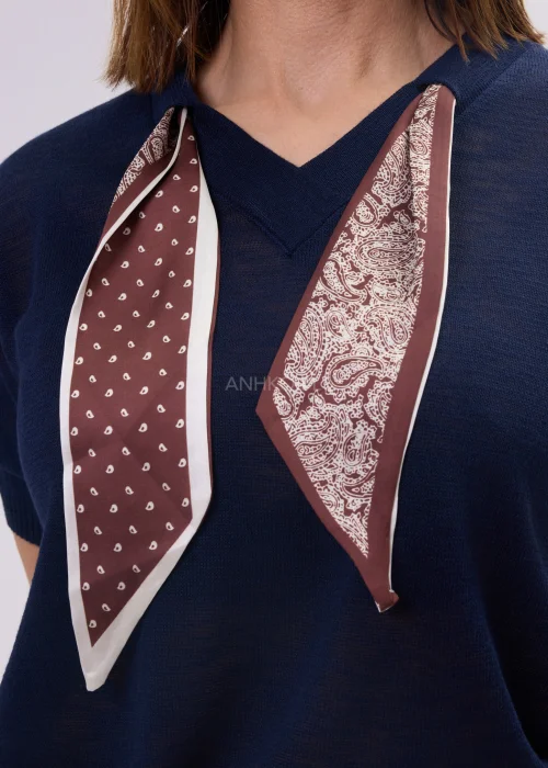 Granatowa bluzka damska z krótkim rękawem i dekoltem V, lekki materiał, elegancka stylizacja z apaszką.