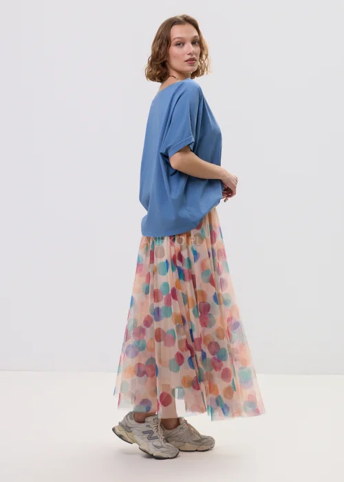 Zwiewna spódnica midi z tiulu w pastelowe, wielokolorowe kropki, o lekkim, transparentnym materiale i rozkloszowanym fasonie. Elastyczna talia zapewnia komfort noszenia, a print dodaje stylizacji świeżości i lekkości