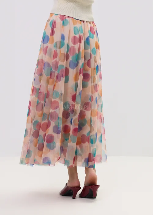 Zwiewna spódnica midi z tiulu w pastelowe, wielokolorowe kropki, o lekkim, transparentnym materiale i rozkloszowanym fasonie. Elastyczna talia zapewnia komfort noszenia, a print dodaje stylizacji świeżości i lekkości
