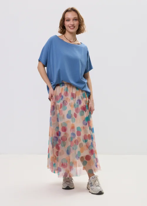 Niebieska bluzka damska oversize z krótkim rękawem i szerokim dekoltem, luźny fason, casualowa stylizacja.