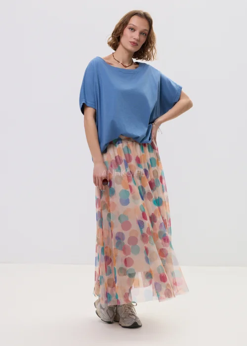 Niebieska bluzka damska oversize z krótkim rękawem i szerokim dekoltem, luźny fason, casualowa stylizacja.