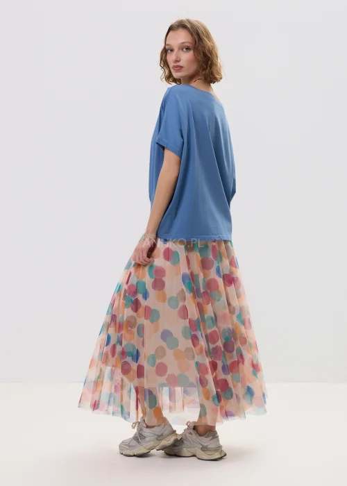 Niebieska bluzka damska oversize z krótkim rękawem i szerokim dekoltem, luźny fason, casualowa stylizacja.