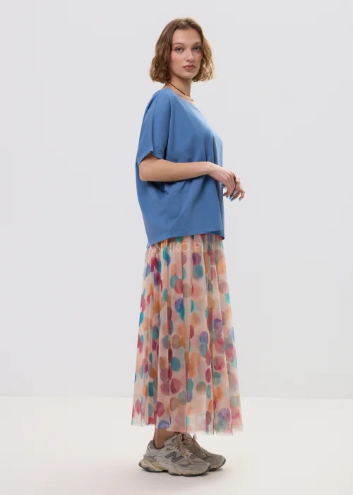 Niebieska bluzka damska oversize z krótkim rękawem i szerokim dekoltem, luźny fason, casualowa stylizacja.