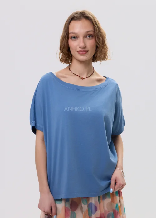 Niebieska bluzka damska oversize z krótkim rękawem i szerokim dekoltem, luźny fason, casualowa stylizacja.